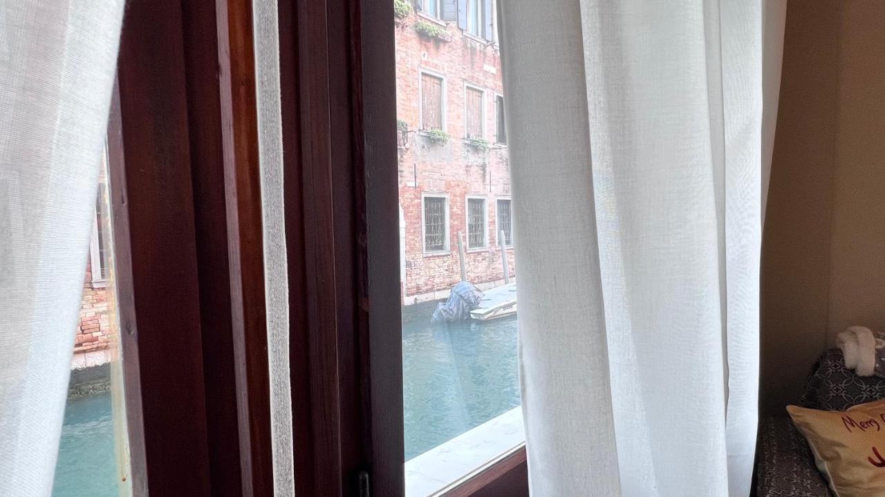 Behind On The Canalside Venedig Exteriör bild