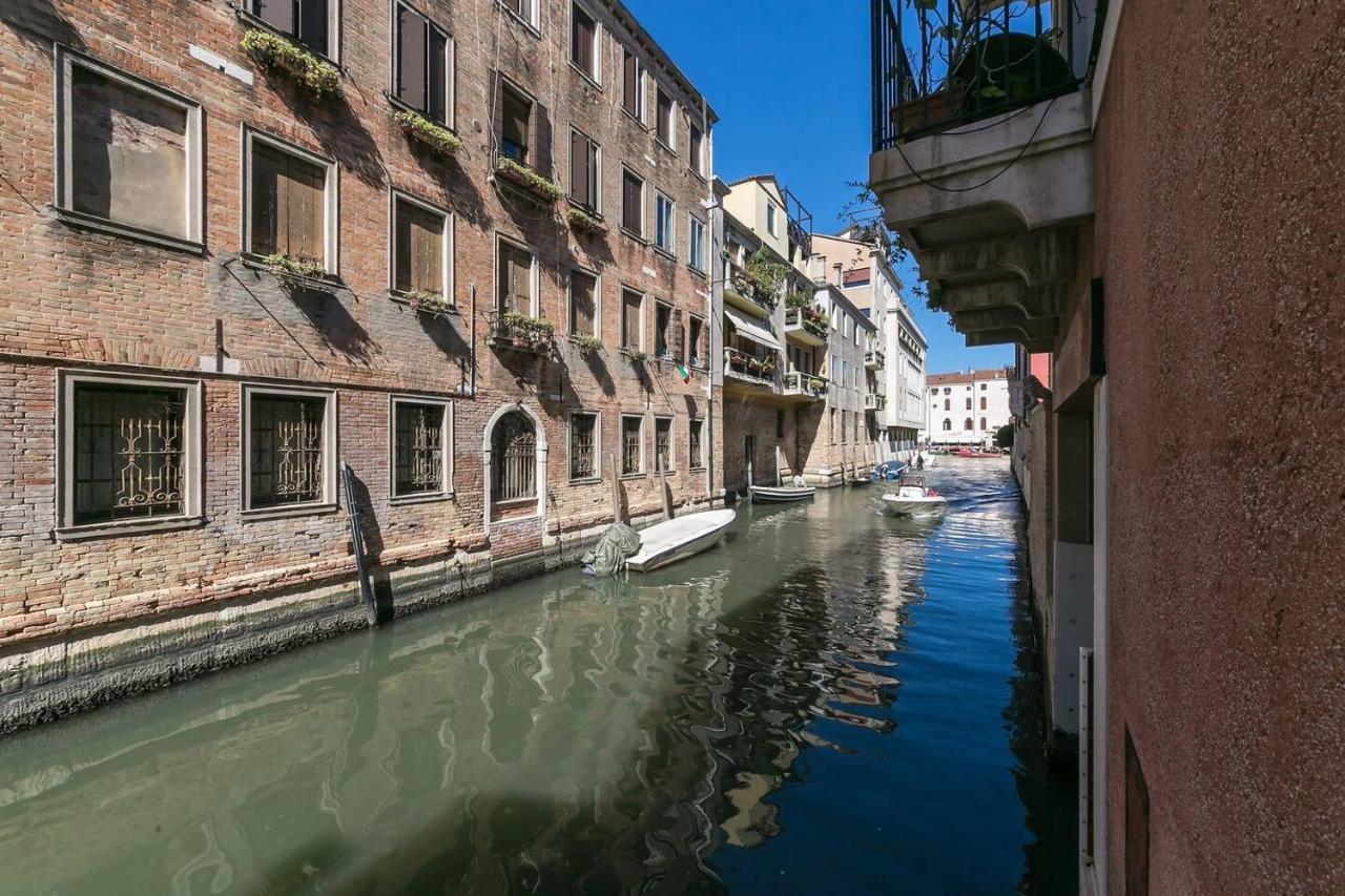 Behind On The Canalside Venedig Exteriör bild